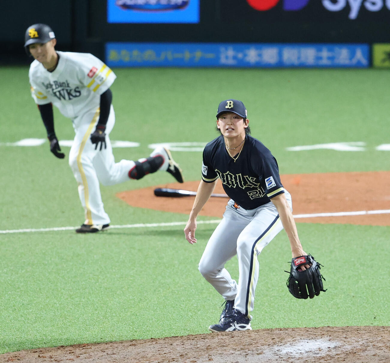 ソフトバンク対オリックス　6回裏ソフトバンク2死二、三塁、庄子雄大に勝ち越しとなる中前2点適時打を浴びた山崎颯一郎（撮影・梅根麻紀）