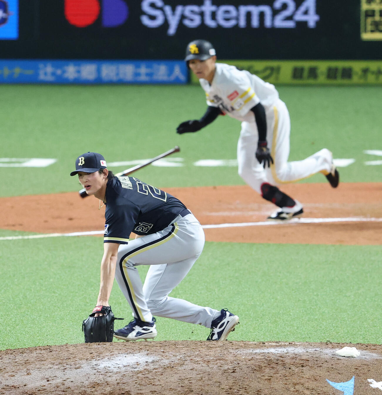 ソフトバンク対オリックス　6回裏ソフトバンク2死二、三塁、庄子雄大に勝ち越しとなる中前2点適時打を浴びた山崎颯一郎（撮影・梅根麻紀）