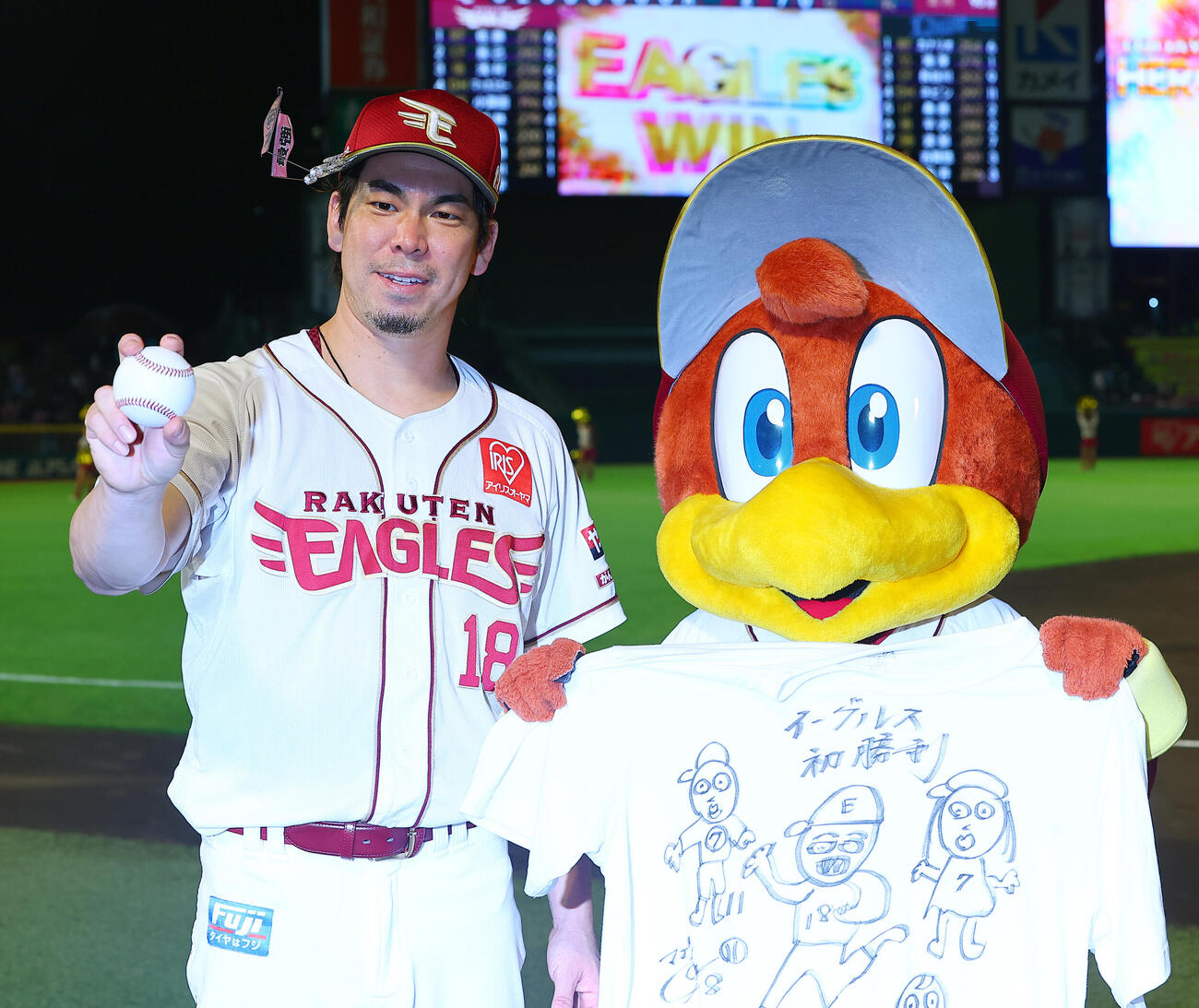 楽天対西武　日本球界復帰後初勝利を挙げウイニングボールを手にする楽天前田健太（左）と、マエケン画伯初勝利記念Tシャツを手にするクラッチ（撮影・野上伸悟）