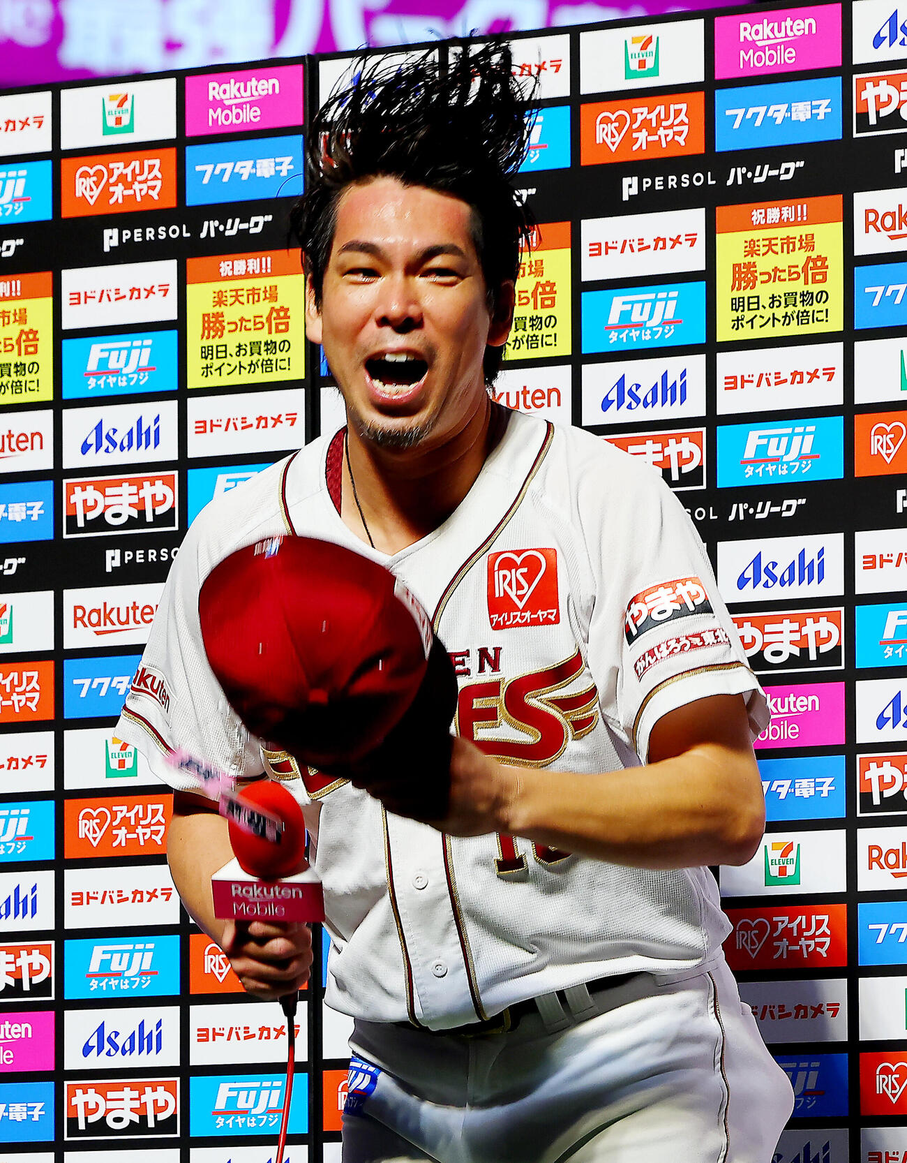 楽天対西武　日本球界復帰後初勝利を挙げ、ファンに感謝する楽天前田健太（撮影・野上伸悟）