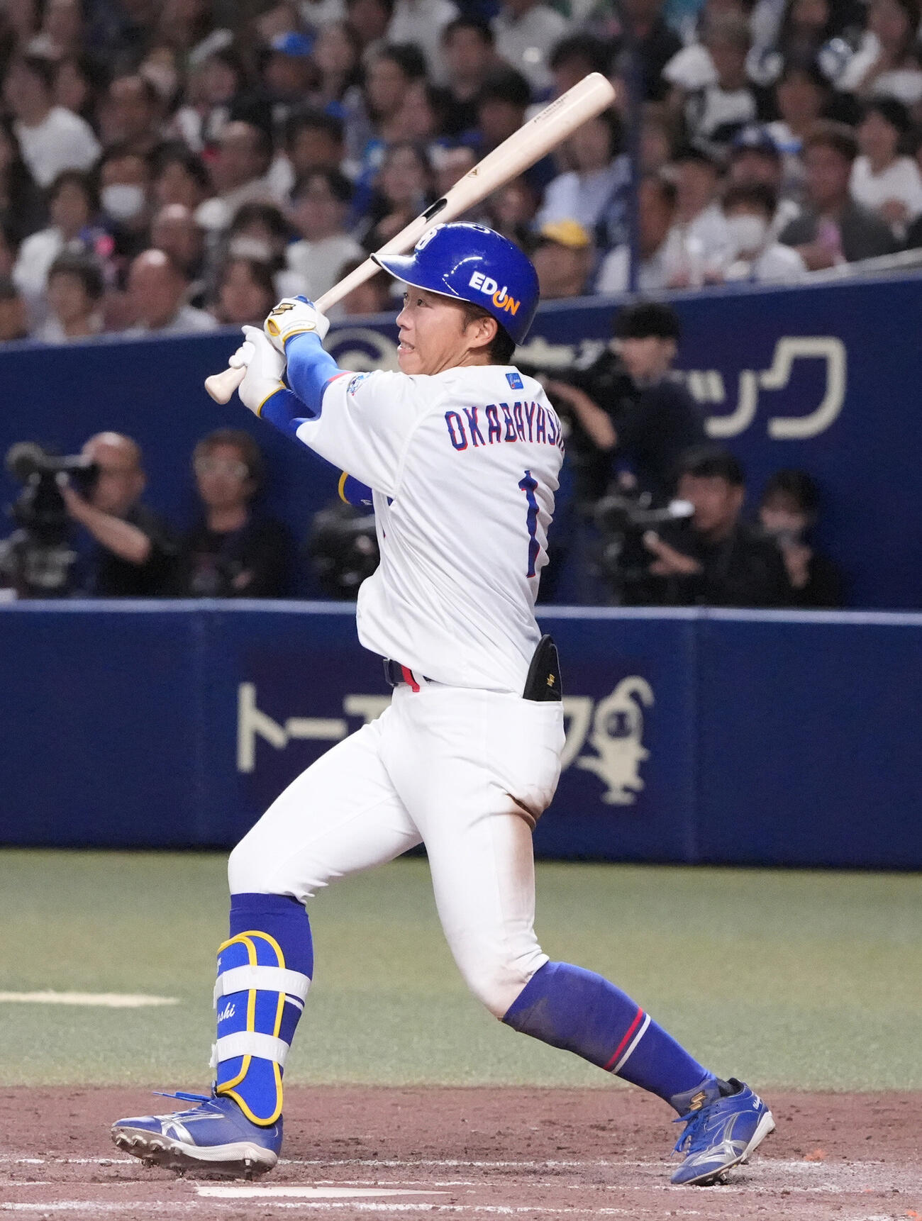 中日対DeNA 2回裏中日1死満塁、犠飛を放つ岡林勇希（撮影・森本幸一）