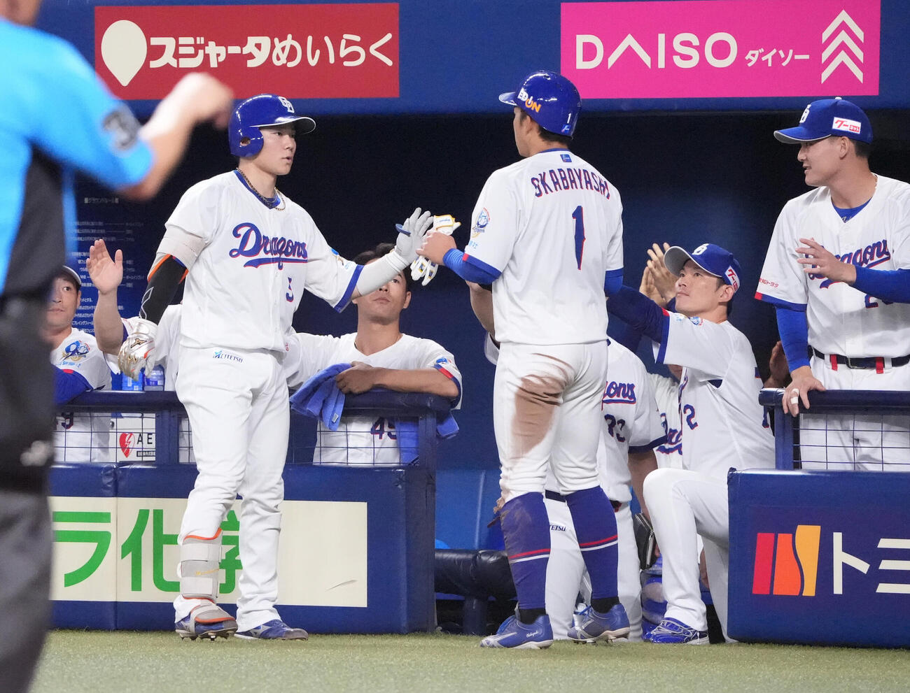 中日対DeNA 1回裏中日1死三塁、村松開人（左）は犠飛を放ち生還した岡林勇希らナインとタッチを交わす（撮影・森本幸一）