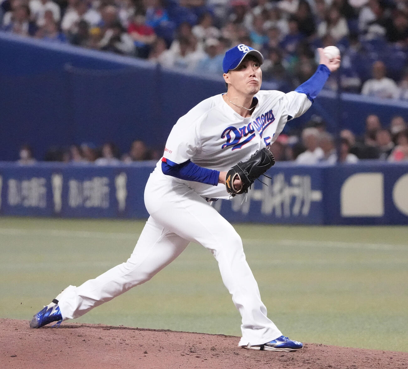 中日対DeNA 5回表DeNA1死満塁、中日2番手で登板する斎藤綱記（撮影・森本幸一）