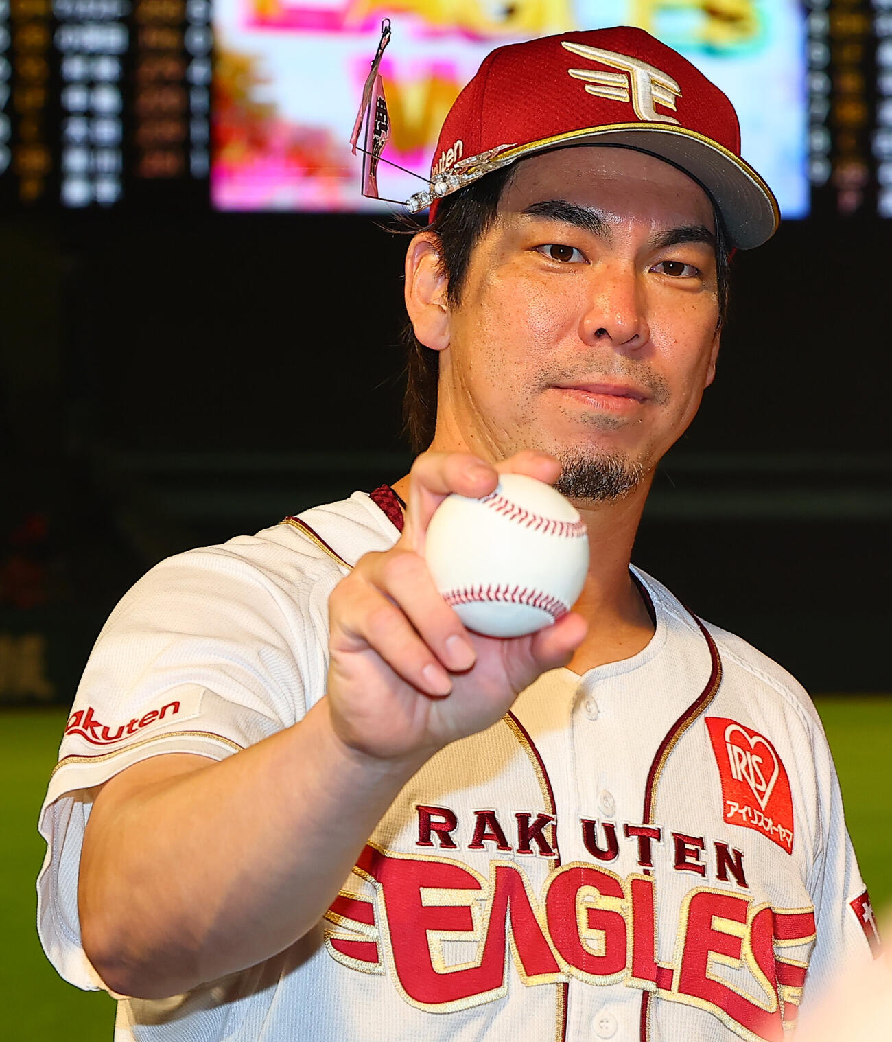 楽天対西武　日本球界復帰後初勝利を挙げウイニングボールを手にする楽天前田健太（撮影・野上伸悟）