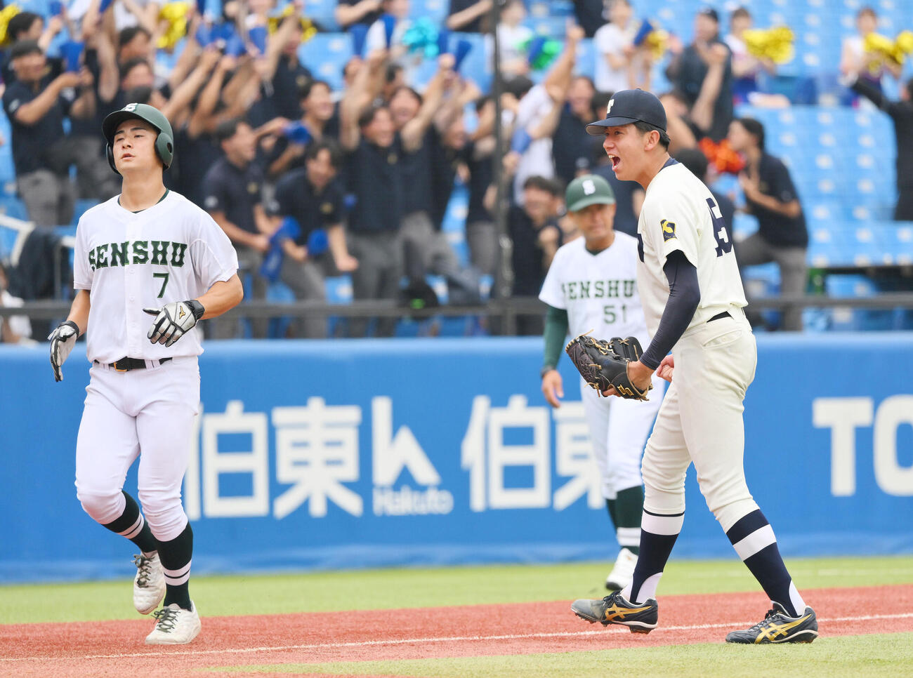 東洋大対専大　7回裏専大2死二塁、西尾友冴を中飛に打ち取り雄たけびを上げる石沢順平（右）（撮影・滝沢徹郎）