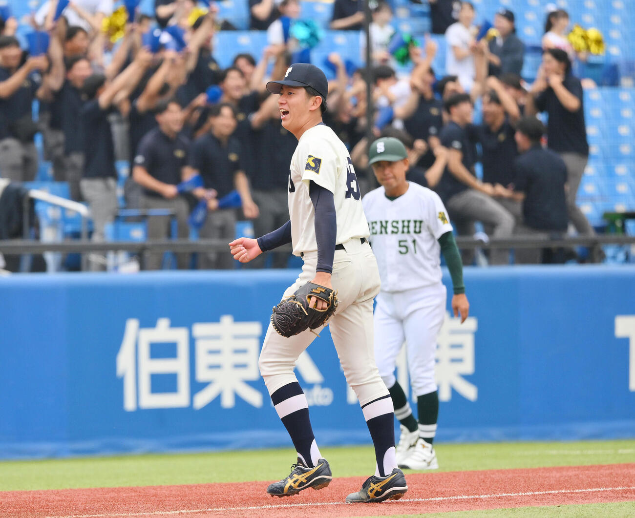 東洋大対専大　7回裏専大2死二塁、西尾友冴を中飛に打ち取り雄たけびを上げる石沢順平（撮影・滝沢徹郎）
