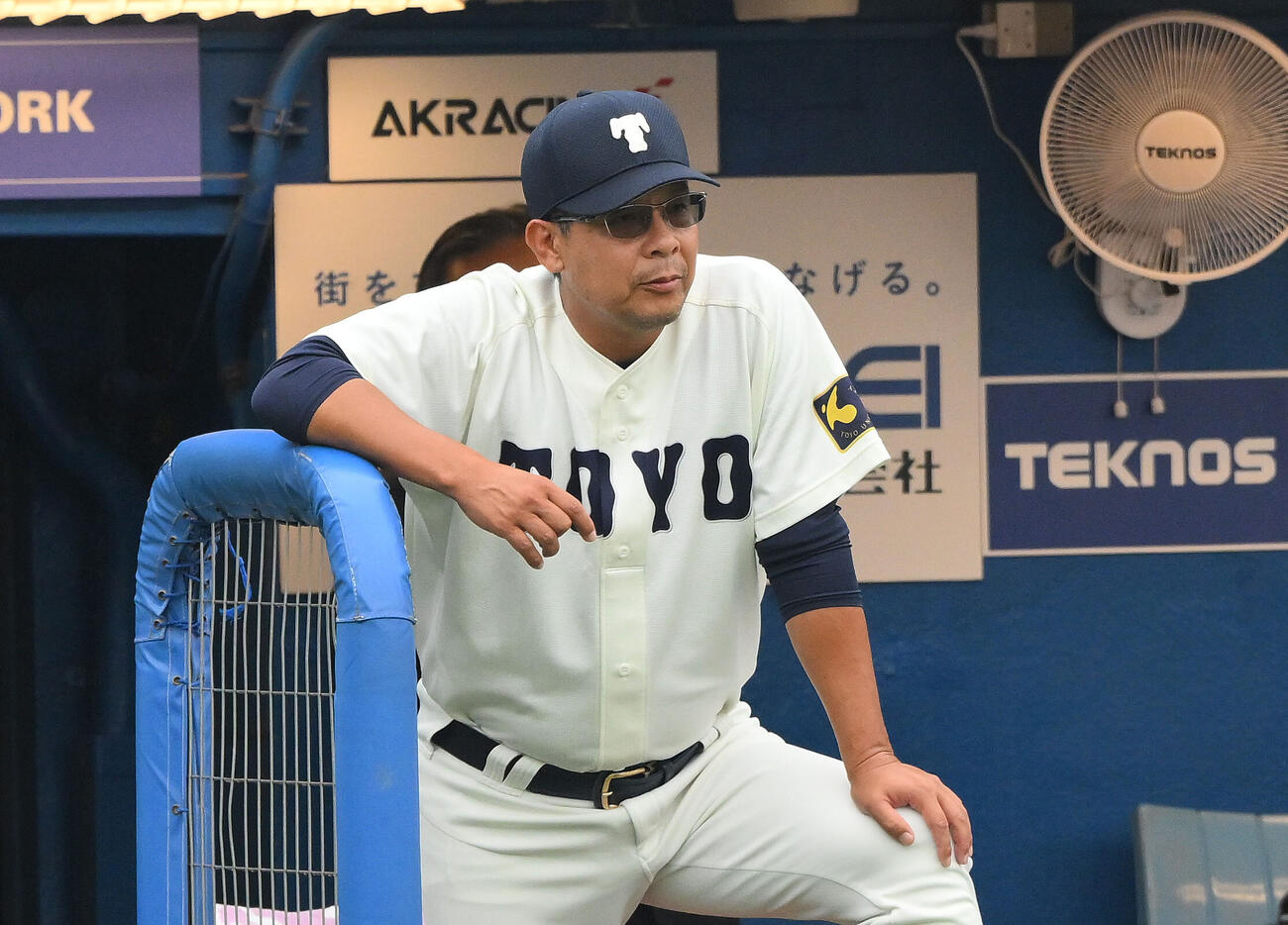 東洋大対専大　戦況を見守る東洋大・井上大監督（撮影・滝沢徹郎）