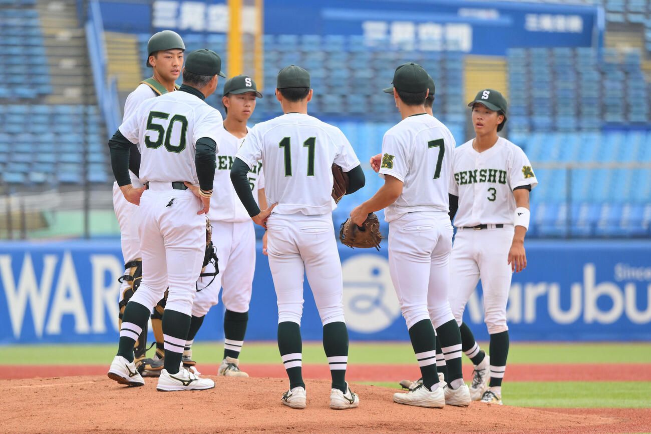 東洋大対専大　3回表、ピンチに集まる専大の選手たち（撮影・滝沢徹郎）
