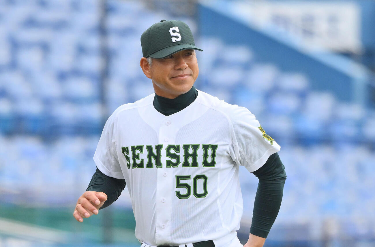 東洋大対専大　マウンドからベンチへ引き揚げる専大・町田公二郎監督（撮影・滝沢徹郎）