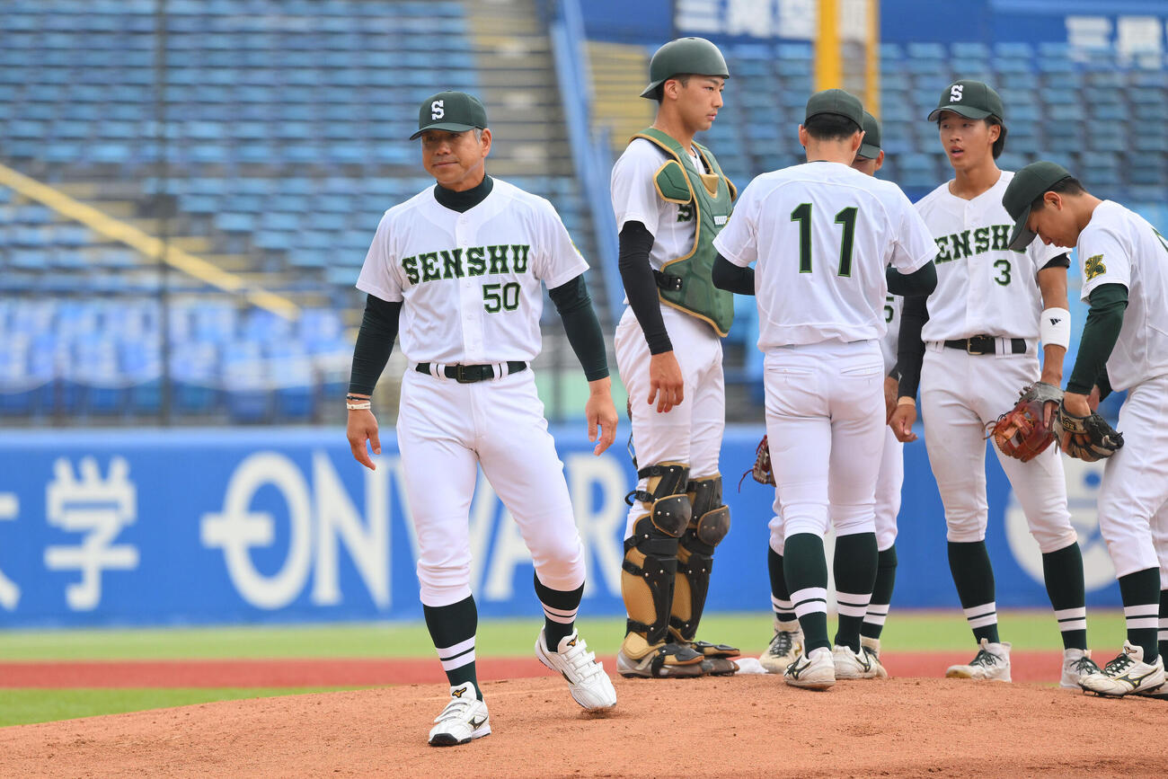 東洋大対専大　マウンドからベンチへ引き揚げる専大・町田公二郎監督（左）（撮影・滝沢徹郎）