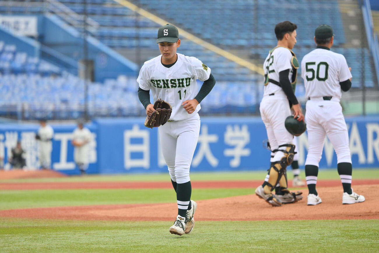 東洋大対専大　3回表、降板する専大先発の多田結祐（手前）（撮影・滝沢徹郎）