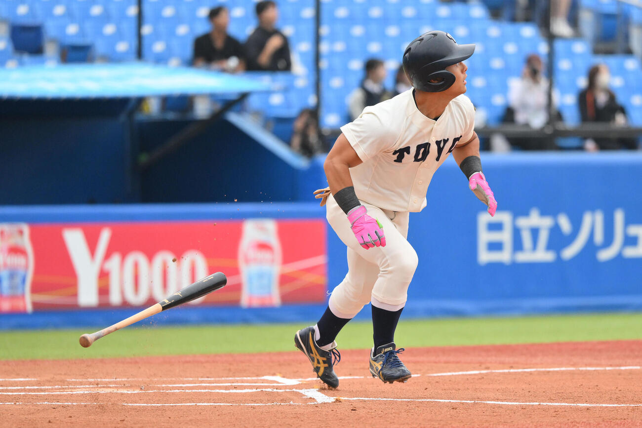 東洋大対専大　1回表東洋大無死、福正吉は中越え先制ソロ本塁打を放つ（撮影・滝沢徹郎）