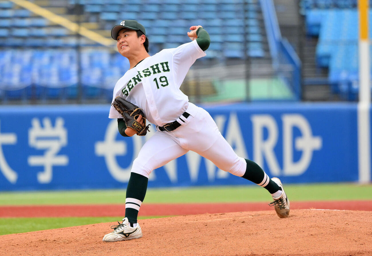 東洋大対専大　専大2番手の斎藤新太（手前）（撮影・滝沢徹郎）