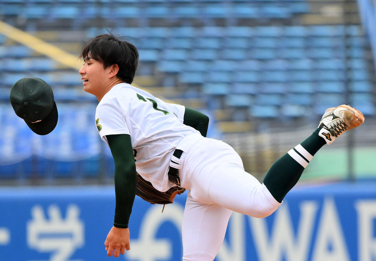 東洋大対専大　専大2番手の斎藤新太（手前）（撮影・滝沢徹郎）