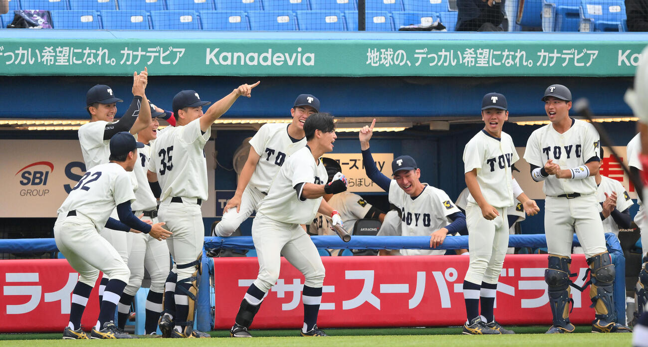 東洋大対専大　1回表東洋大無死、福正吉の先制ソロ本塁打に盛り上がるベンチ（撮影・滝沢徹郎）
