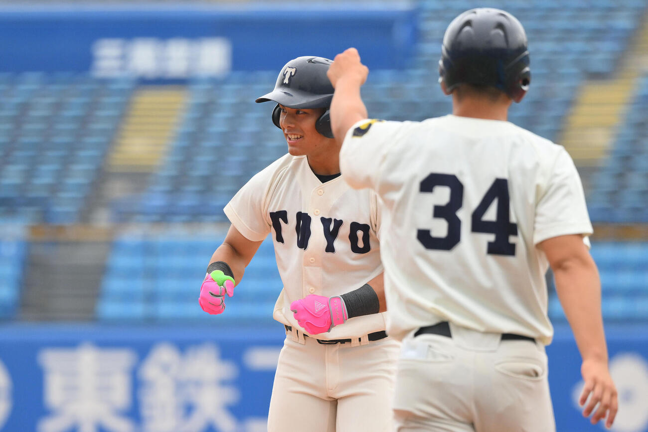 東洋大対専大　3回表東洋大無死三塁、福正吉（左）は右前適時打を放ちポーズを決める（撮影・滝沢徹郎）