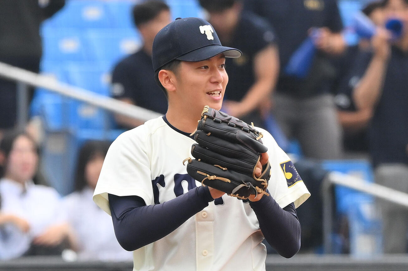 東洋大対専大　5回裏を投げ終え笑顔でナインを迎える東洋大先発石沢順平（撮影・滝沢徹郎）