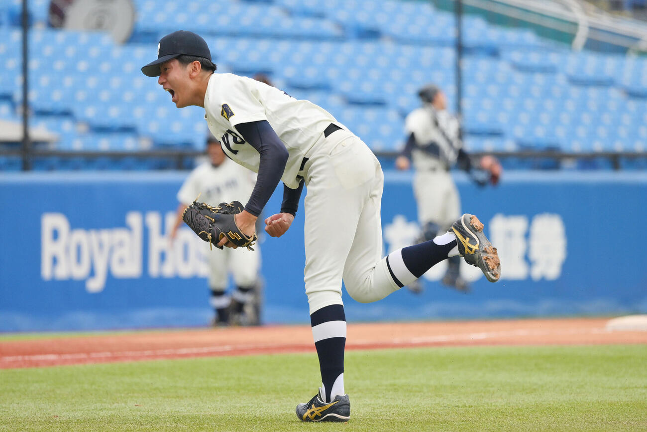 東洋大対専大　完投勝利し雄たけびを上げる東洋大・石沢順平（撮影・滝沢徹郎）