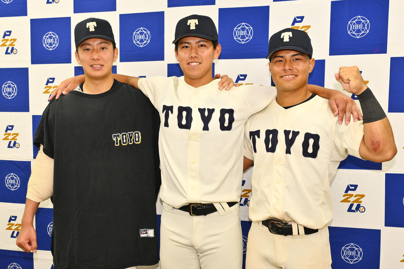東洋大対専大　試合後、記念撮影する東洋大の、左から石沢順平、大坪廉、福正吉（撮影・滝沢徹郎）