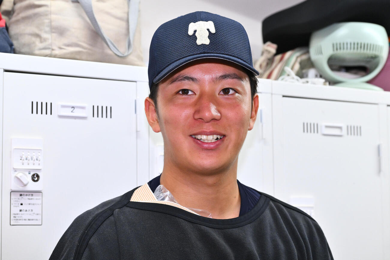 東洋大対専大　試合後、取材に応じる東洋大・石沢順平（撮影・滝沢徹郎）