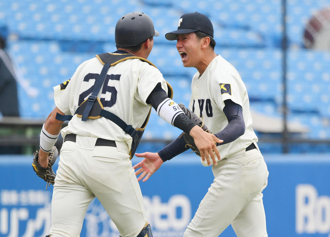 東洋大対専大　完投勝利し雄たけびを上げる東洋大・石沢順平（右）は熊谷俊之介と抱き合う（撮影・滝沢徹郎）