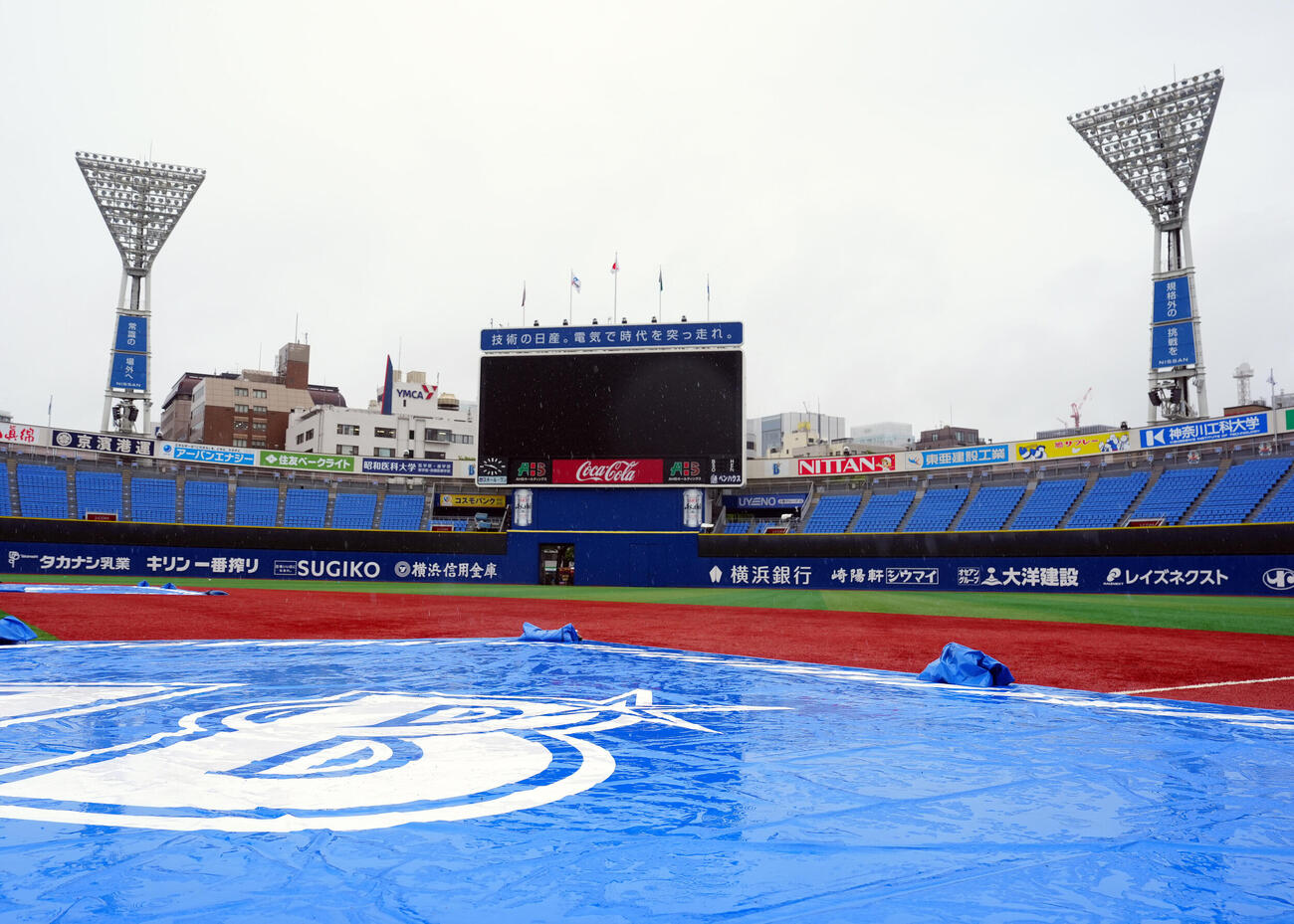 DeNA対巨人　試合前、雨が降り続ける横浜スタジアム（撮影・江口和貴）