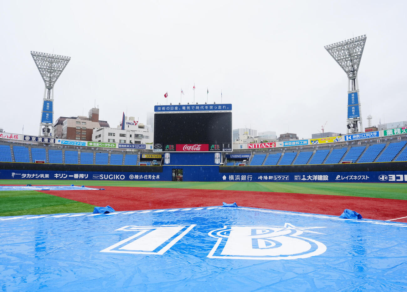 DeNA対巨人　試合前、雨が降り続ける横浜スタジアム（撮影・江口和貴）