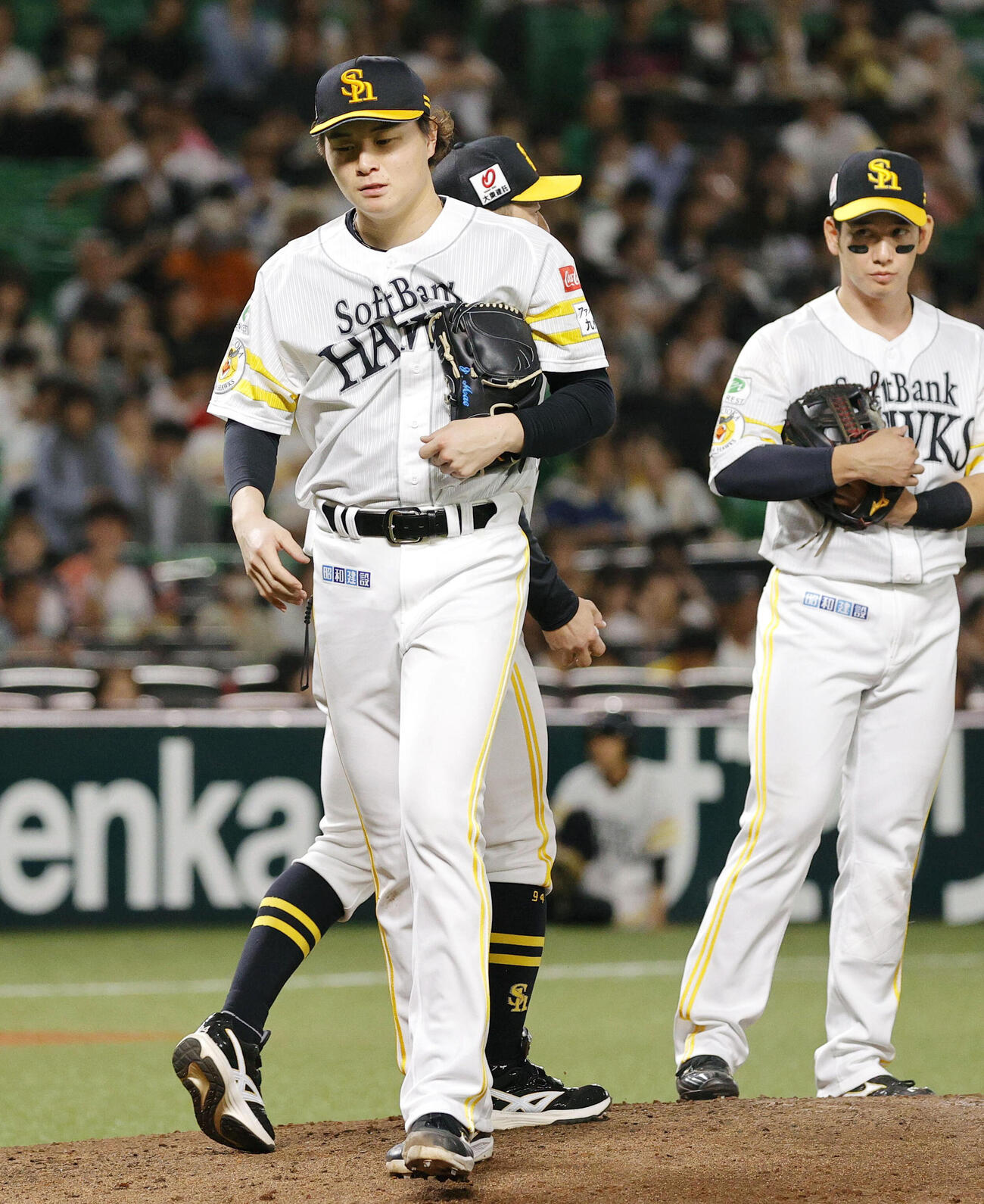 25日　6回途中、降板するソフトバンク・前田純（手前）＝みずほペイペイドーム（共同）