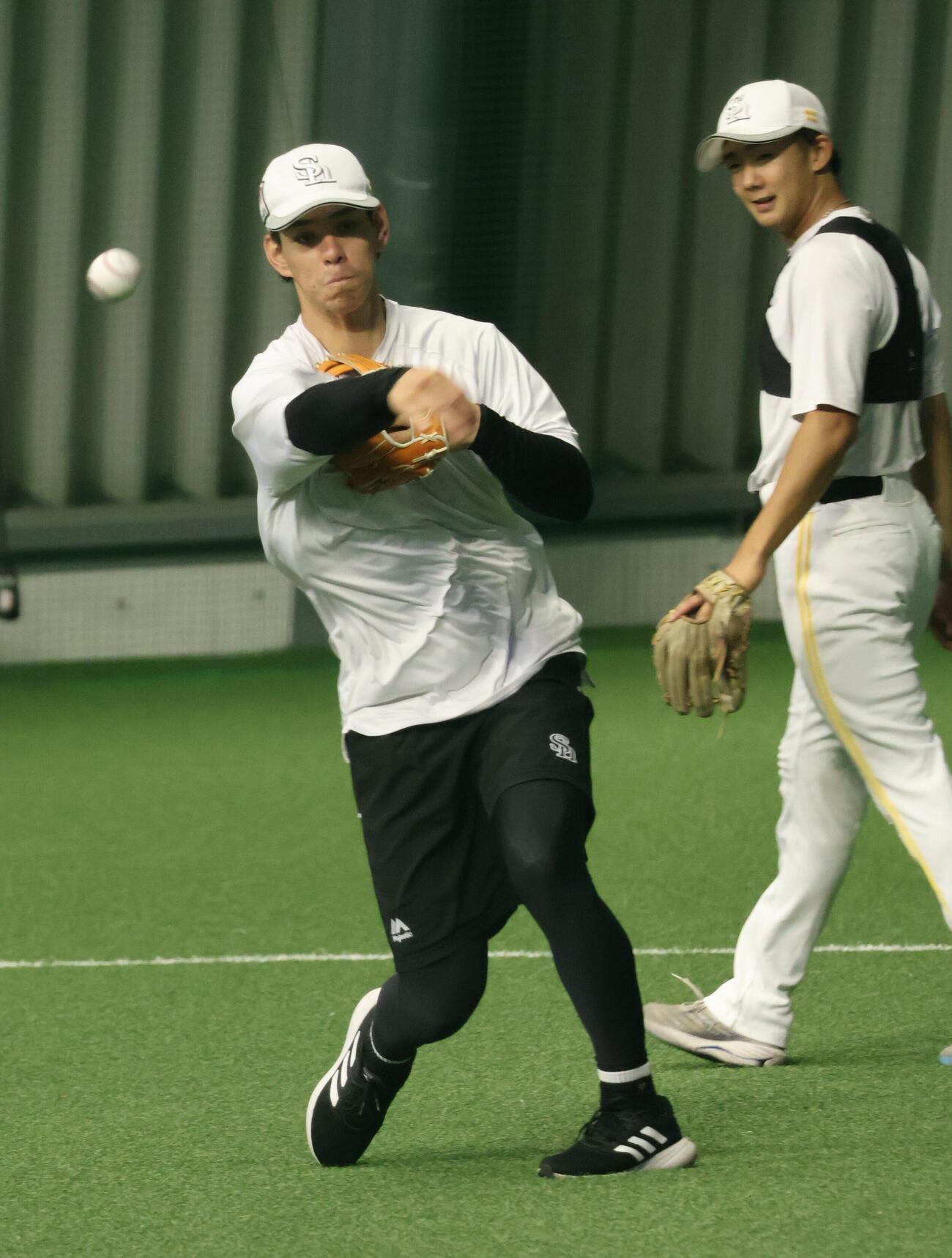 フレッシュ球宴に選ばれたソフトバンク高橋はノックを受ける。右後方は石見