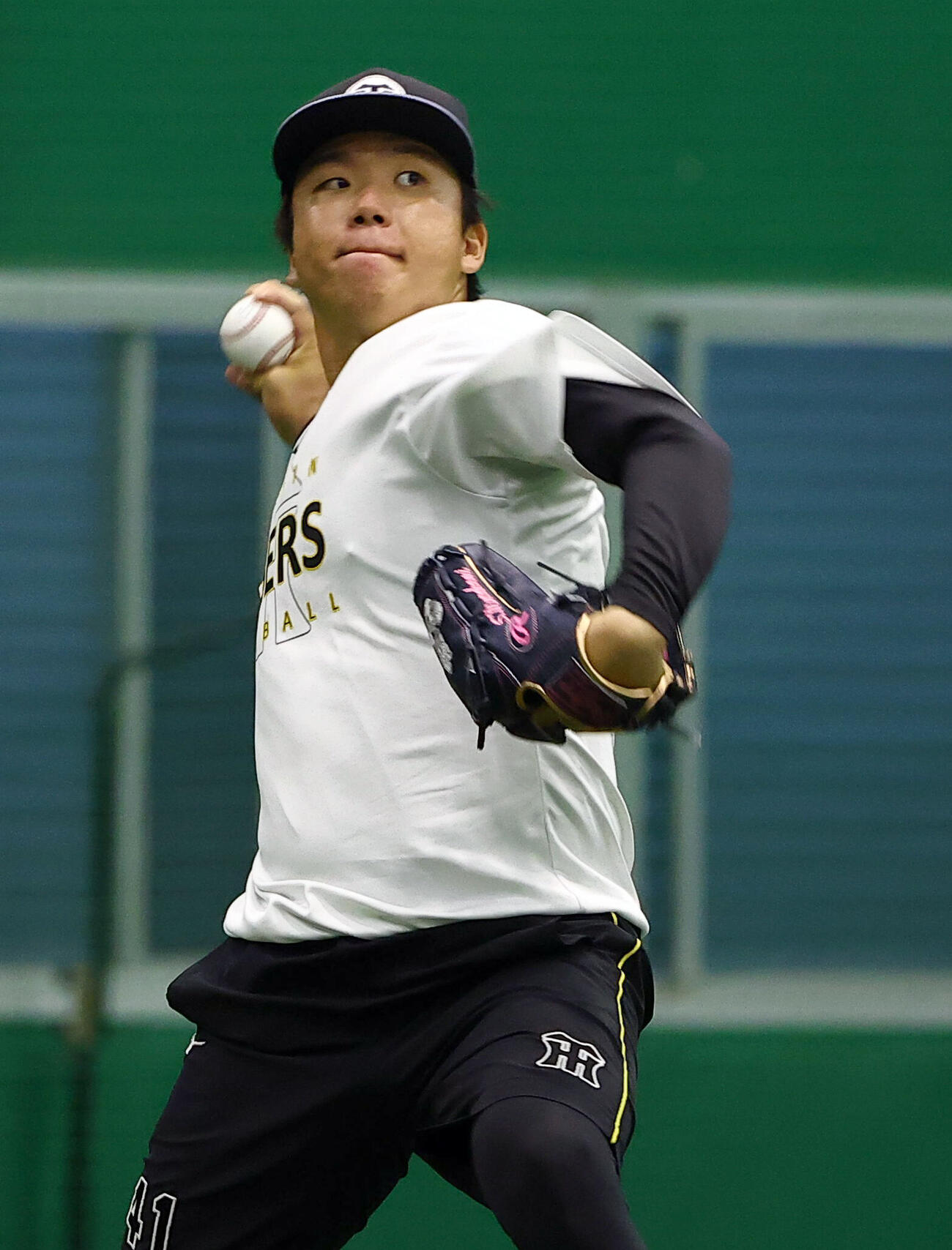 キャッチボールをする村上頌樹（2026年6月25日撮影)