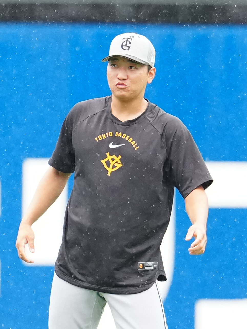 DeNA対巨人　試合前練習を行う巨人笹原操希（撮影・江口和貴）