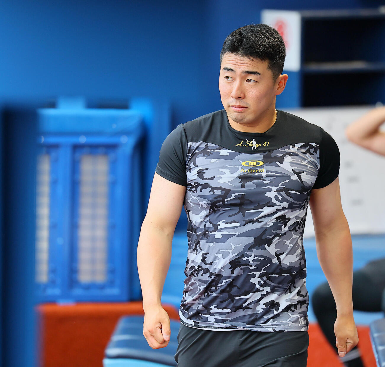 DeNA対巨人　試合前、ベンチに現れた巨人浅野翔吾　（撮影・水谷安孝）