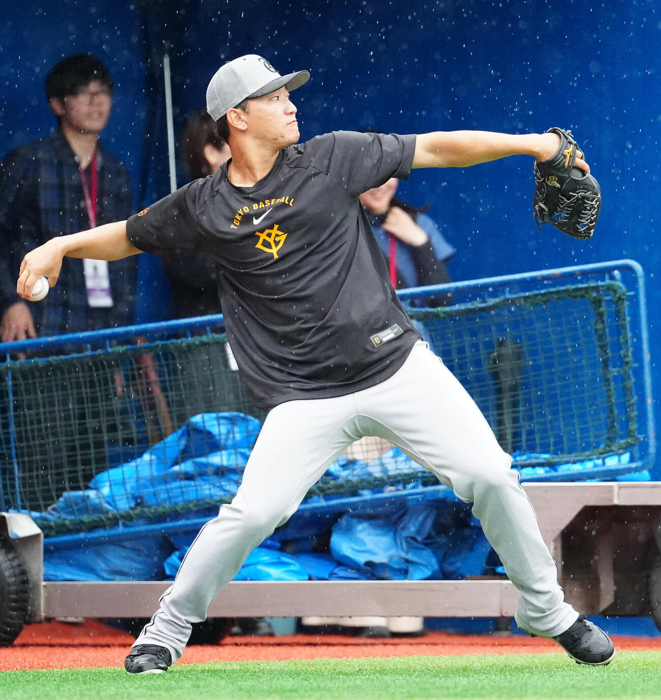 DeNA対巨人　試合前練習を行う巨人笹原操希（撮影・江口和貴）
