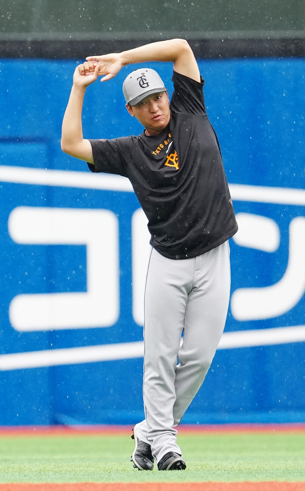 DeNA対巨人　試合前練習を行う巨人笹原操希（撮影・江口和貴）