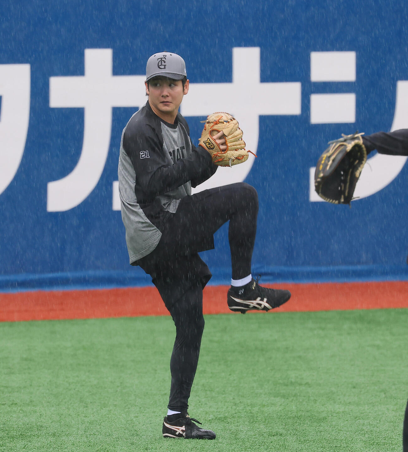 DeNA対巨人　降雨中止が決まり雨の中キャッチボールをする巨人竹丸和幸（撮影・水谷安孝）