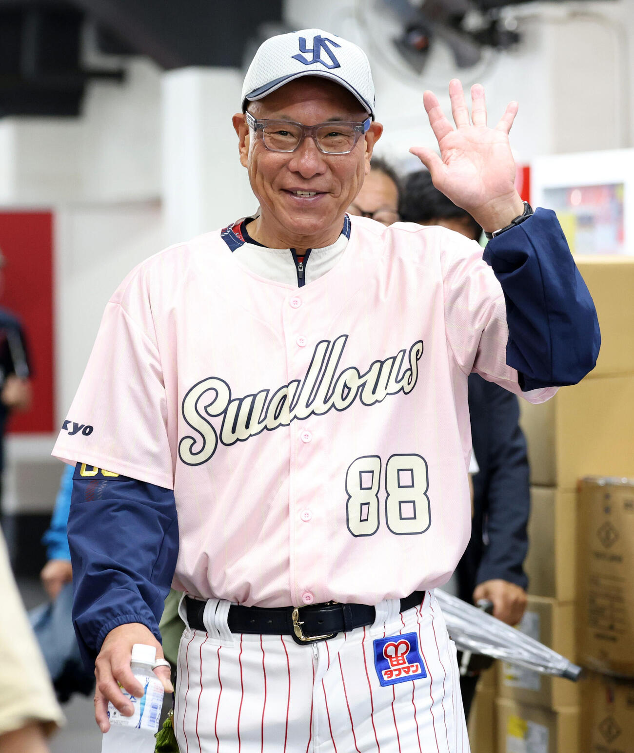 ヤクルト対中日　室内練習場に向かいながら笑顔で手を振るヤクルト池山隆寛監督（撮影・浅見桂子）