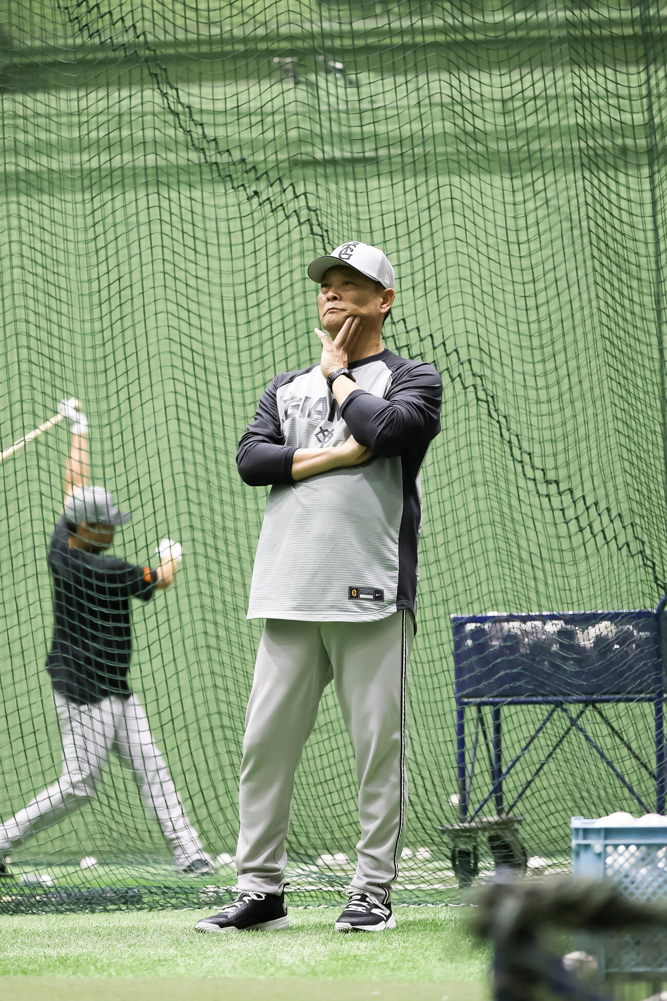 DeNA対巨人　練習を見守る巨人橋上秀樹監督代行（球団提供）