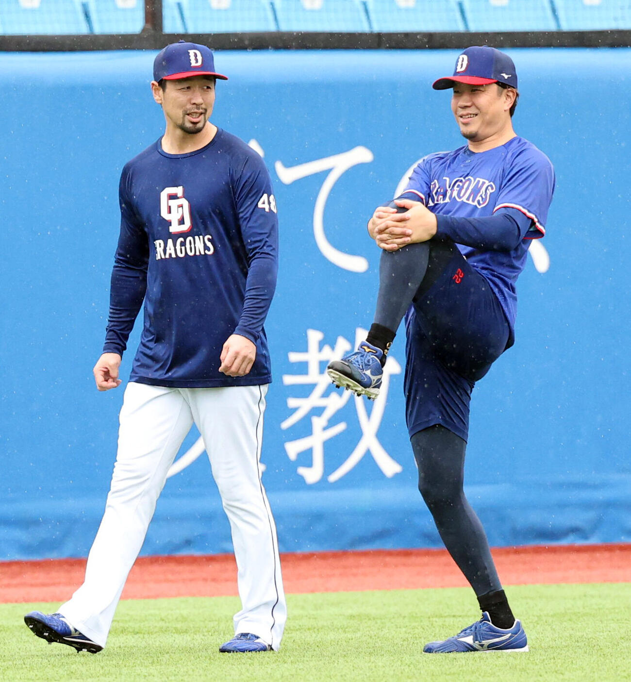 ヤクルト対中日　リラックスした表情でウォーミングアップする中日阿部寿樹（左）と大野雄大（撮影・浅見桂子）