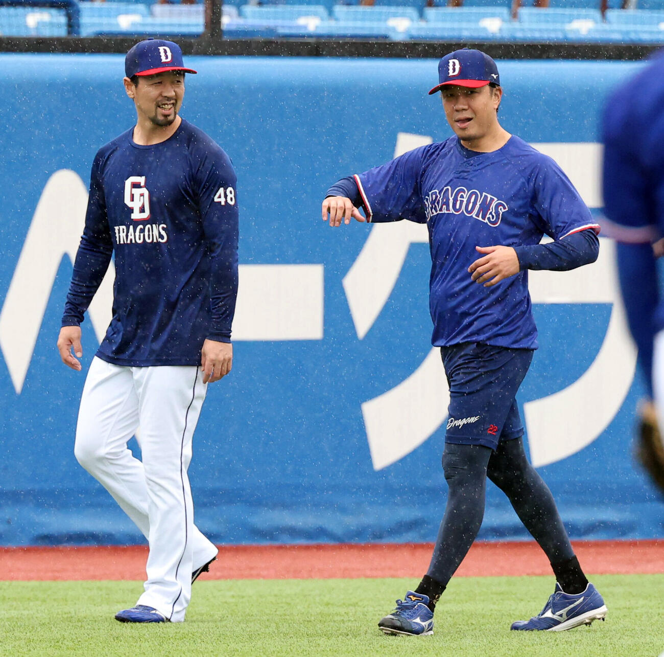 ヤクルト対中日　リラックスした表情でウオームアップする中日阿部寿樹（左）と大野雄大（撮影・浅見桂子）