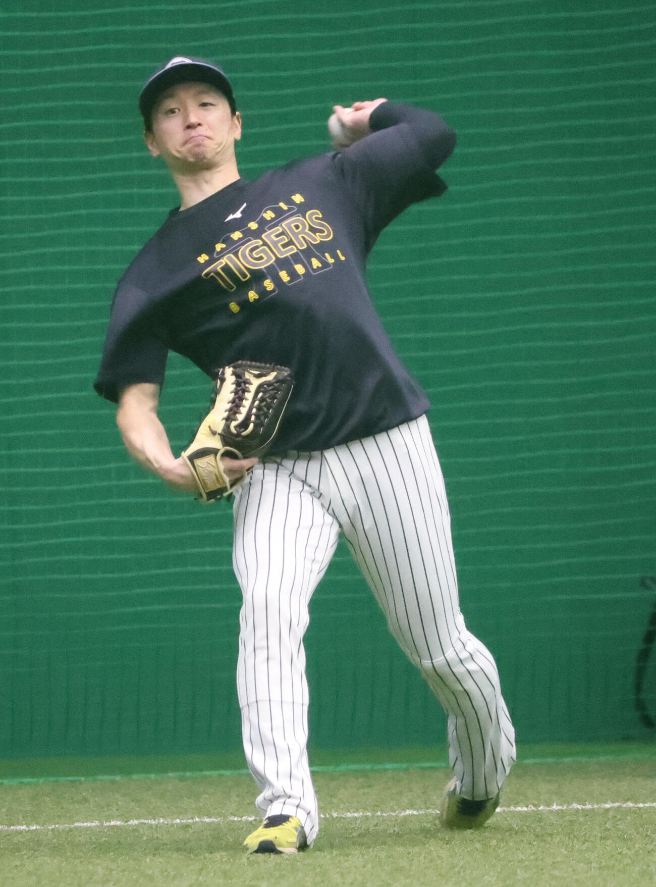 室内練習場でキャッチボールする阪神近本光司（撮影・西尾就之）