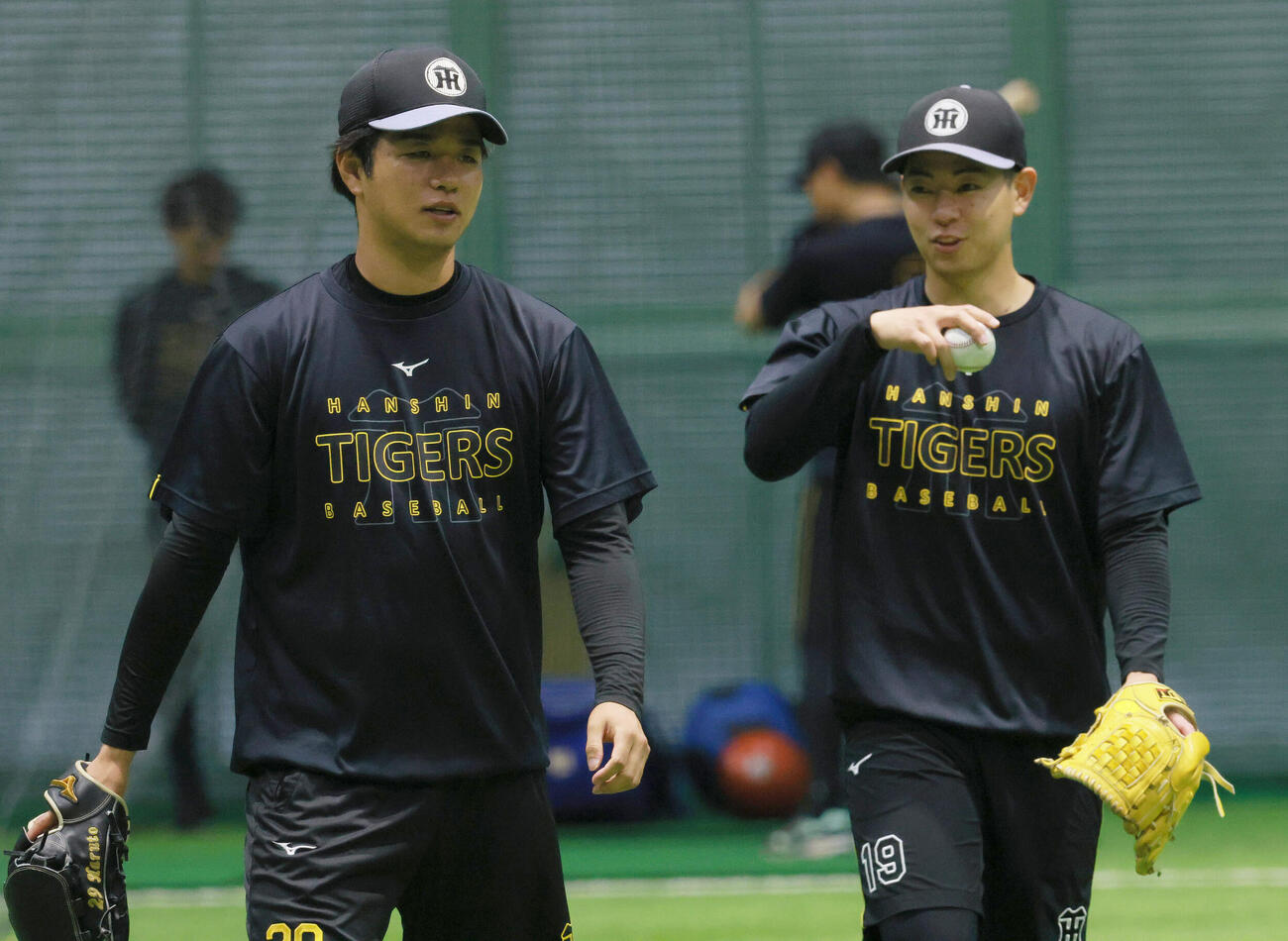 広島対阪神　キャッチボールを終え、話しながら移動する阪神高橋遥人（左）と下村海翔（撮影・上山淳一）
