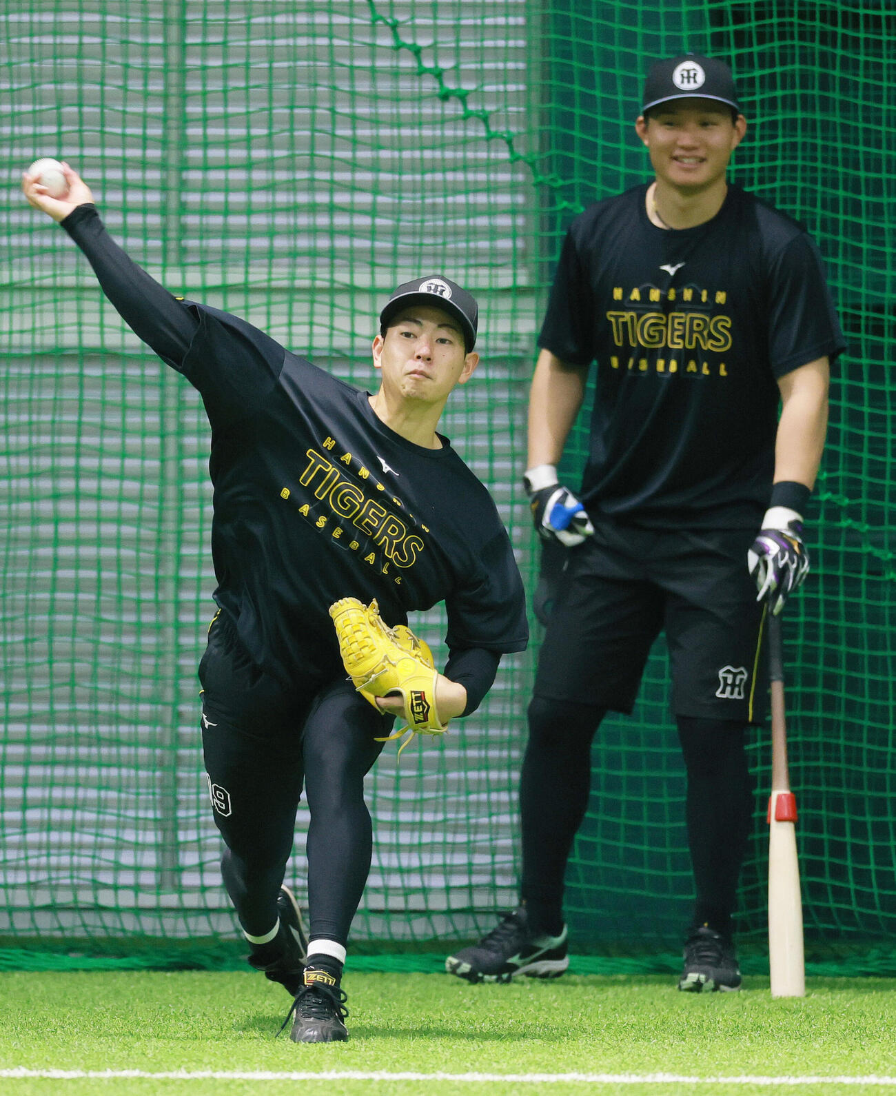広島対阪神　室内でキャッチボールする阪神下村海翔。右は森下翔太（撮影・上山淳一）
