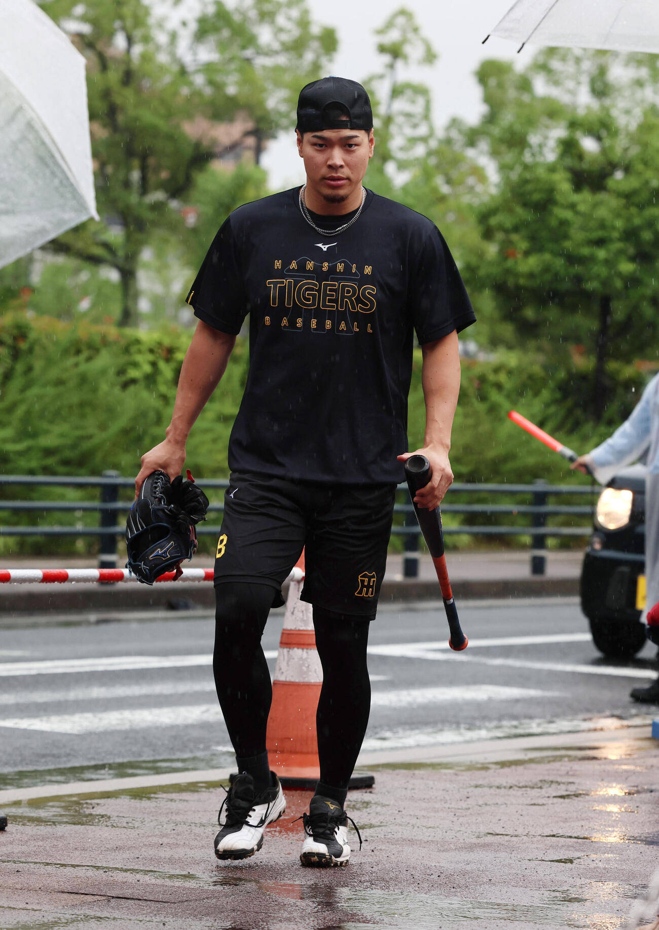 広島対阪神　室内練習場へ移動する阪神佐藤輝明（撮影・加藤哉）