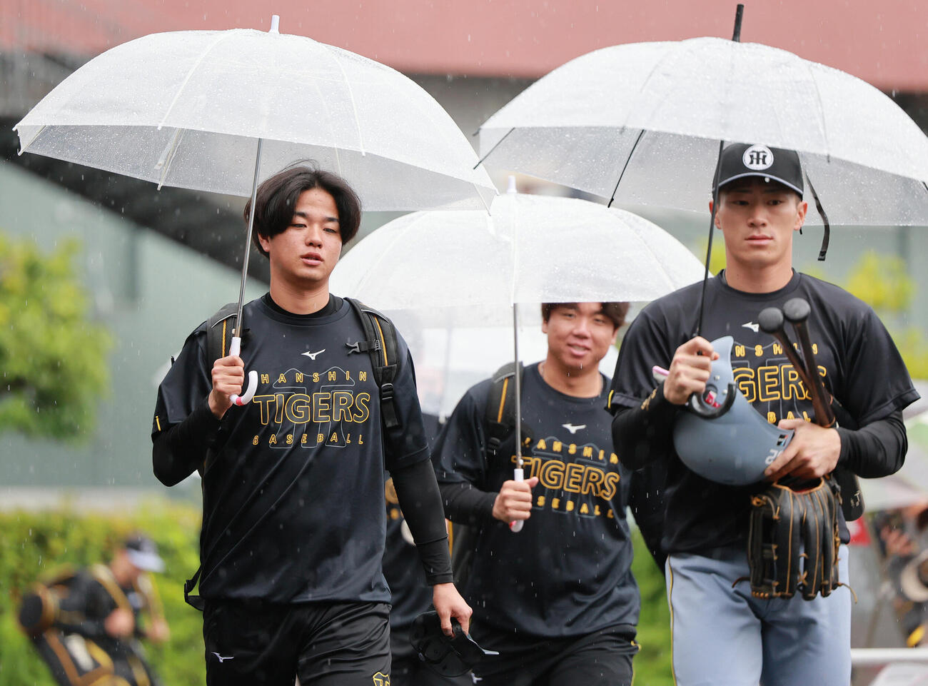 広島対阪神　雨で中止となり、室内練習場に向かう、左から阪神高橋遥人、村上頌樹、福島圭音（撮影・上山淳一）