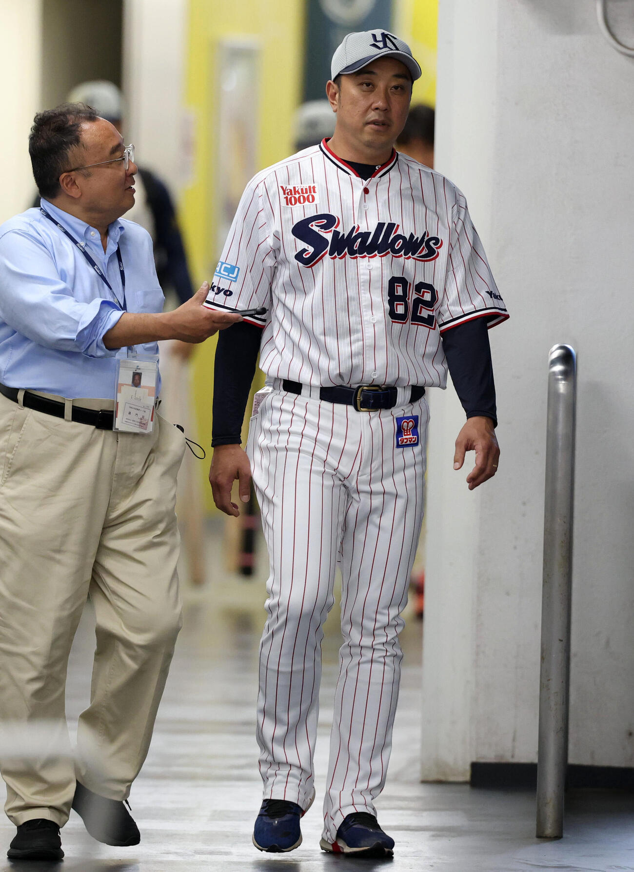 ヤクルト対中日　記者の質問に答えながら練習場に向かうヤクルト松元ユウイチヘッドコーチ（撮影・浅見桂子）