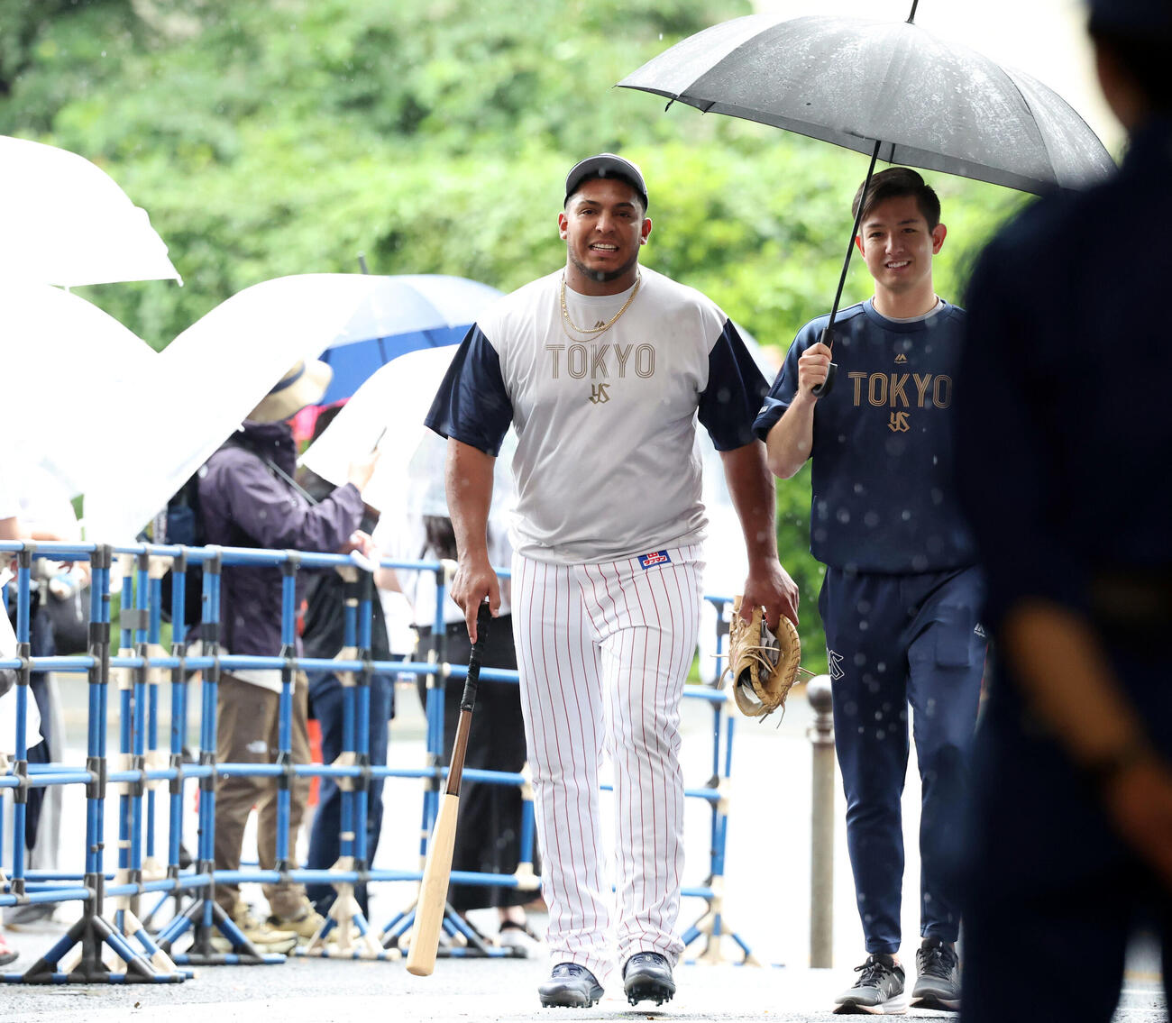 ヤクルト対中日　雨の中、室内練習場からクラブハウスに引き揚げるヤクルトのレアンドロ・セデーニョ（撮影・浅見桂子）