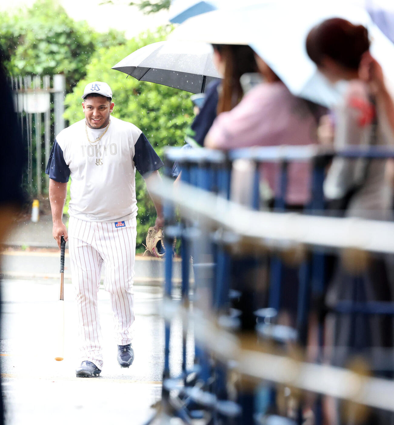 ヤクルト対中日　雨の中、室内練習場からクラブハウスに引き揚げるヤクルトのレアンドロ・セデーニョ（撮影・浅見桂子）