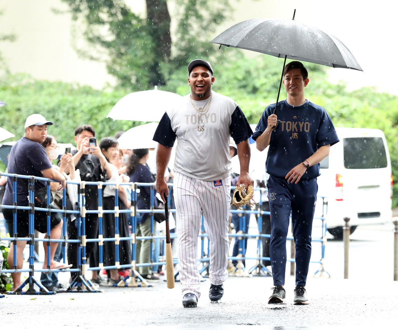 ヤクルト対中日　室内練習場からクラブハウスに戻るレアンドロ・セデーニョ（撮影・浅見桂子）