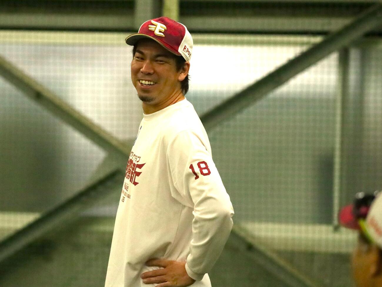 投手練習に参加し笑顔をみせる楽天前田健太投手（撮影・高橋香奈）