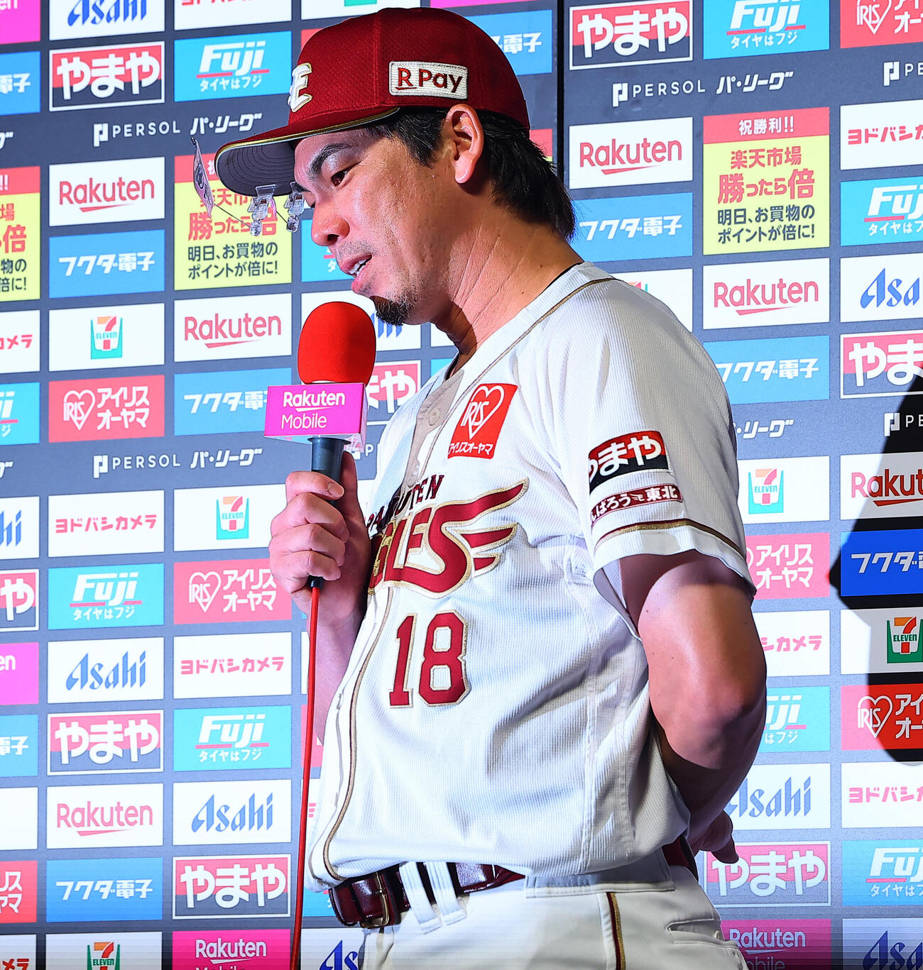 6月25日楽天対西武　日本球界復帰後初勝利を挙げ、感極まった表情をみせる楽天前田健太